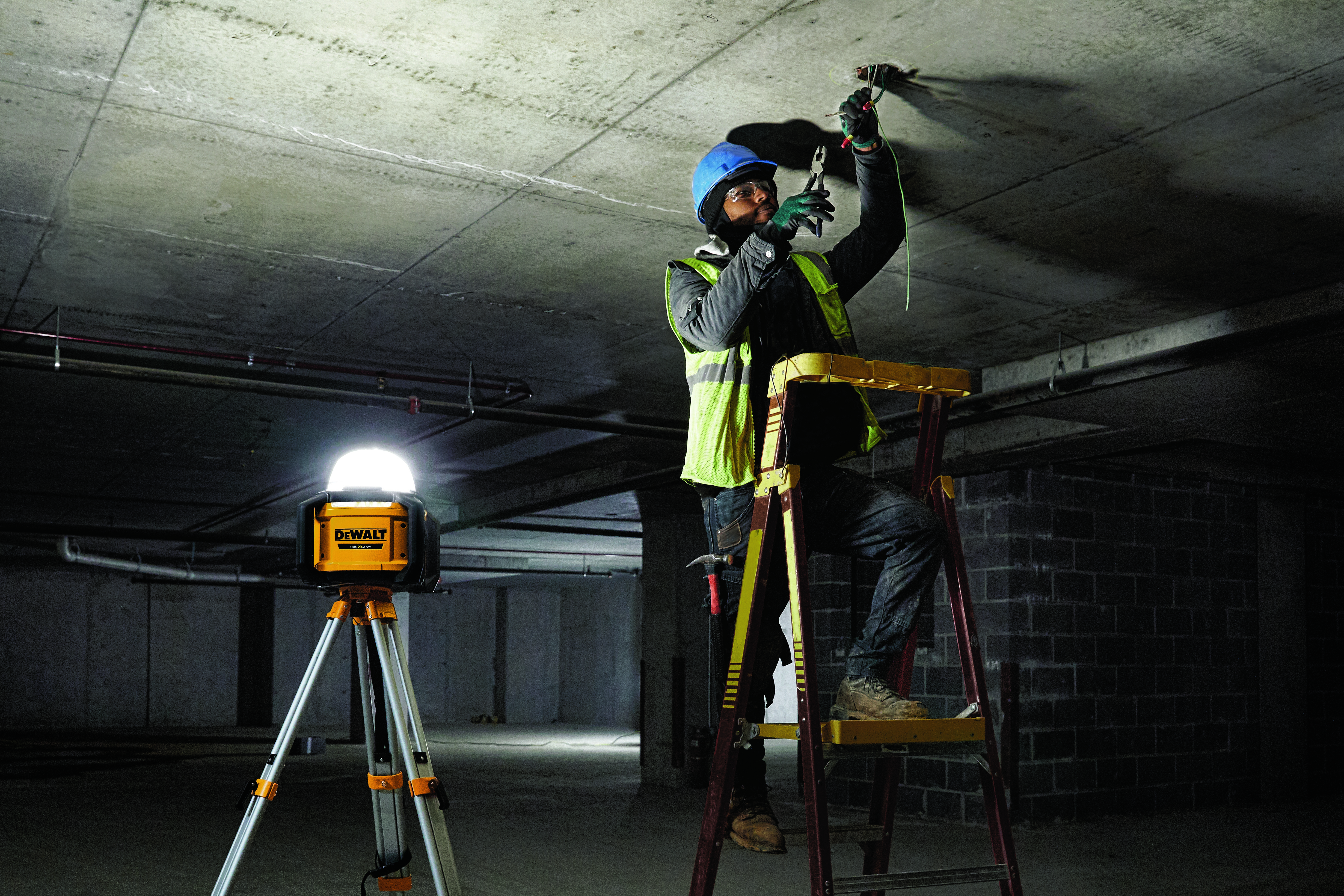 Dewalt DCL074-XJ,  Akku-Baustellenstrahler, 18V (Basisv.), Akku-LED-Baustellenstrahler (bis 5.000 Lumen) für alle 18 Volt XR- und XR-Flexvolt-Akkus