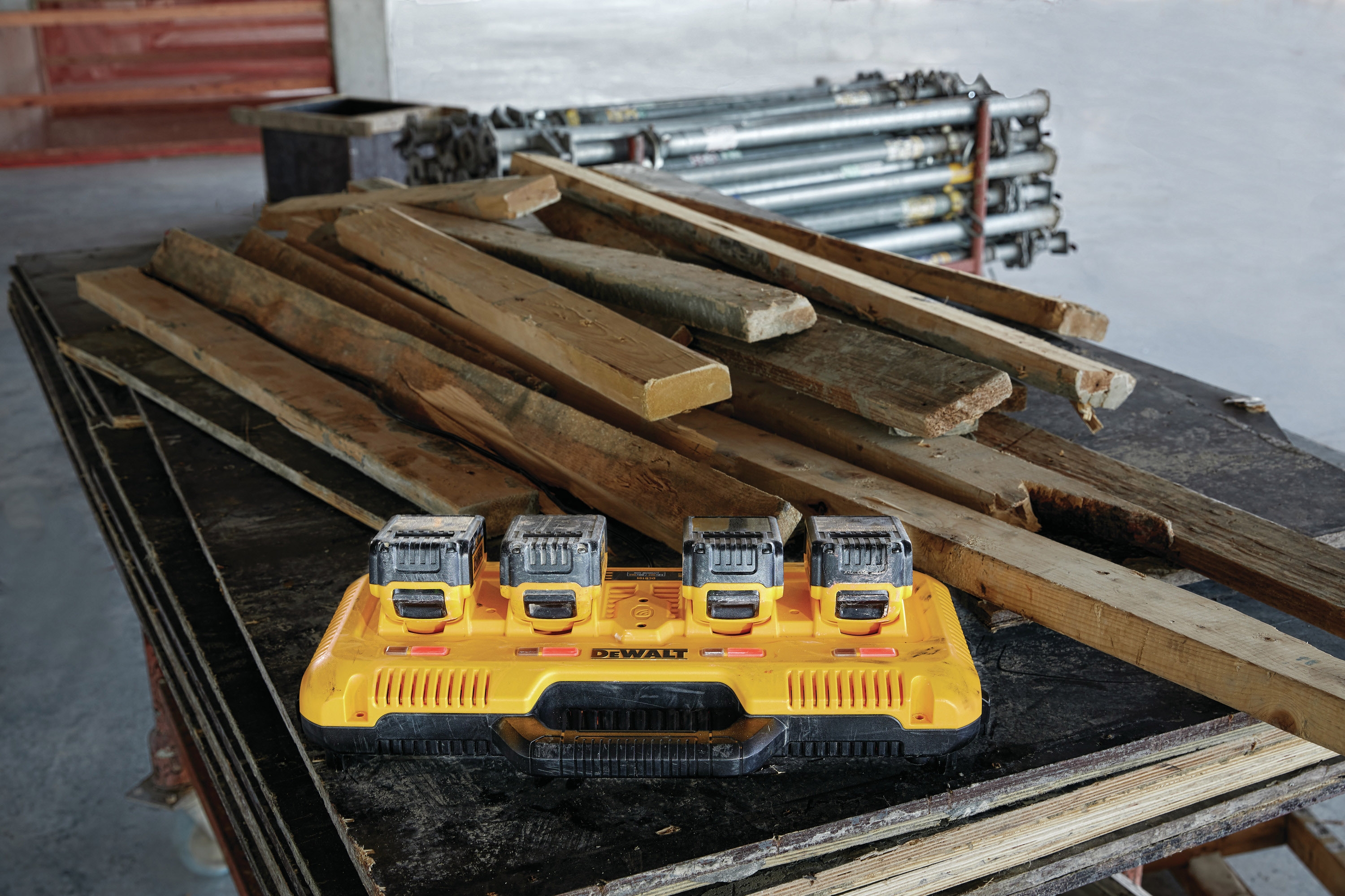 Dewalt DCB104-QW,  Vierfach-Schnelladegeraet, Vierfach-Schnellladegerät für  XR Akkus