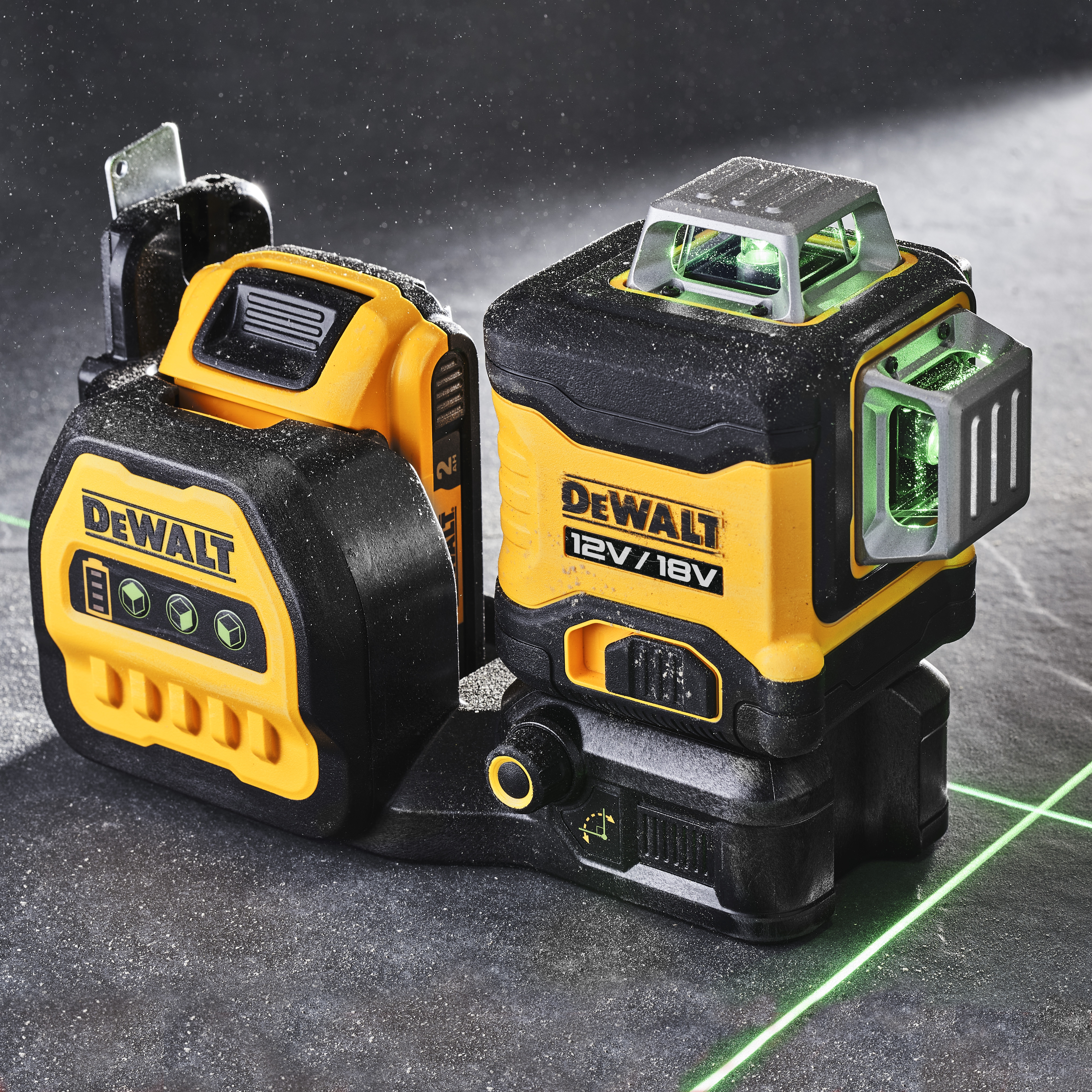 Dewalt DCE089D1G18-QW,  3x360 Multilinien Laser Gruen 18V, 3x360 Multilinien Laser Grün inkl. 18V/2Ah Akku, kompatibel mit 12V und 18V XR Akkus