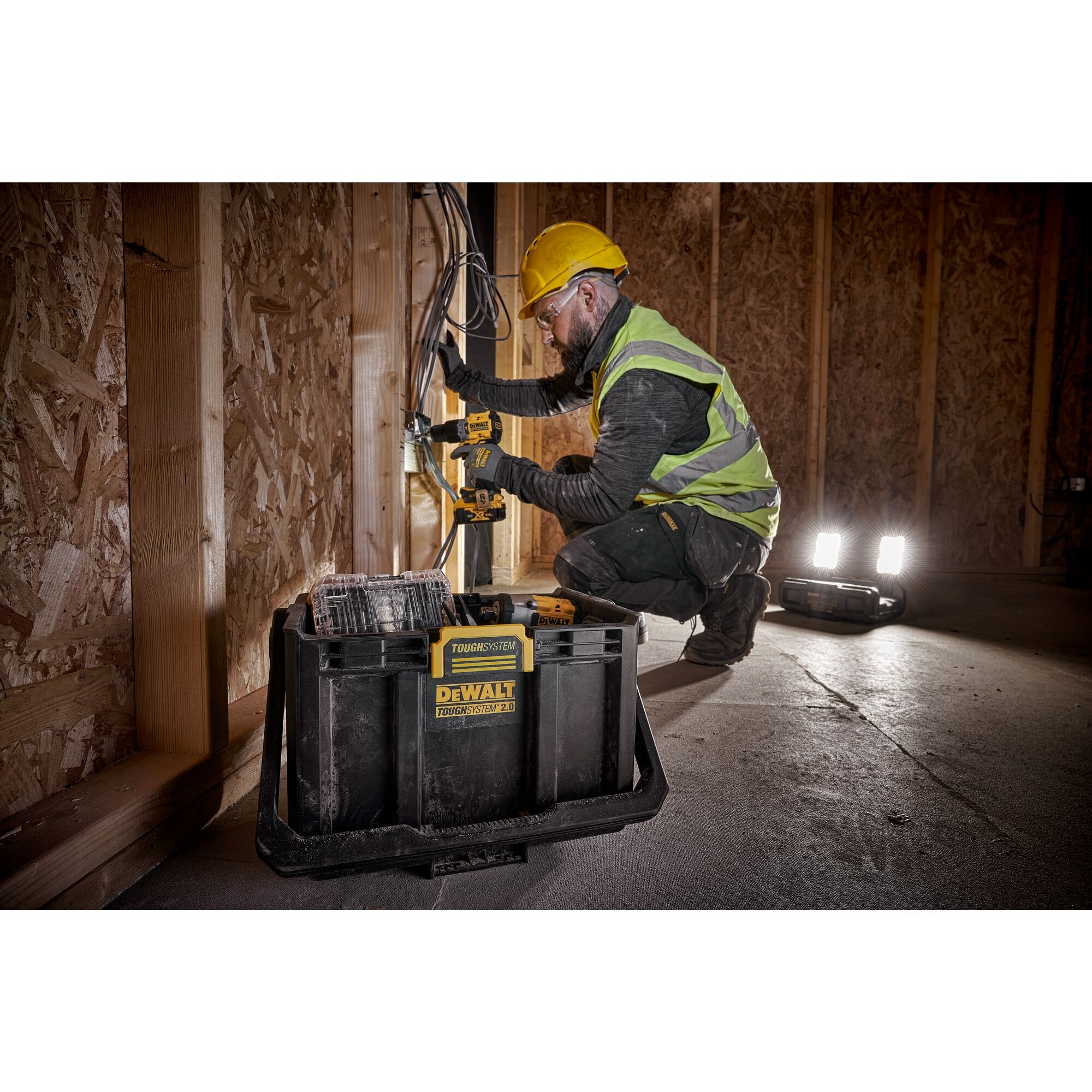 Dewalt DWST08061-1,  ToughSystem Werkzeugbox mit Leuchten, ToughSystem 2.0 Werkzeugbox mit integrierten LED-Arbeitsleuchten