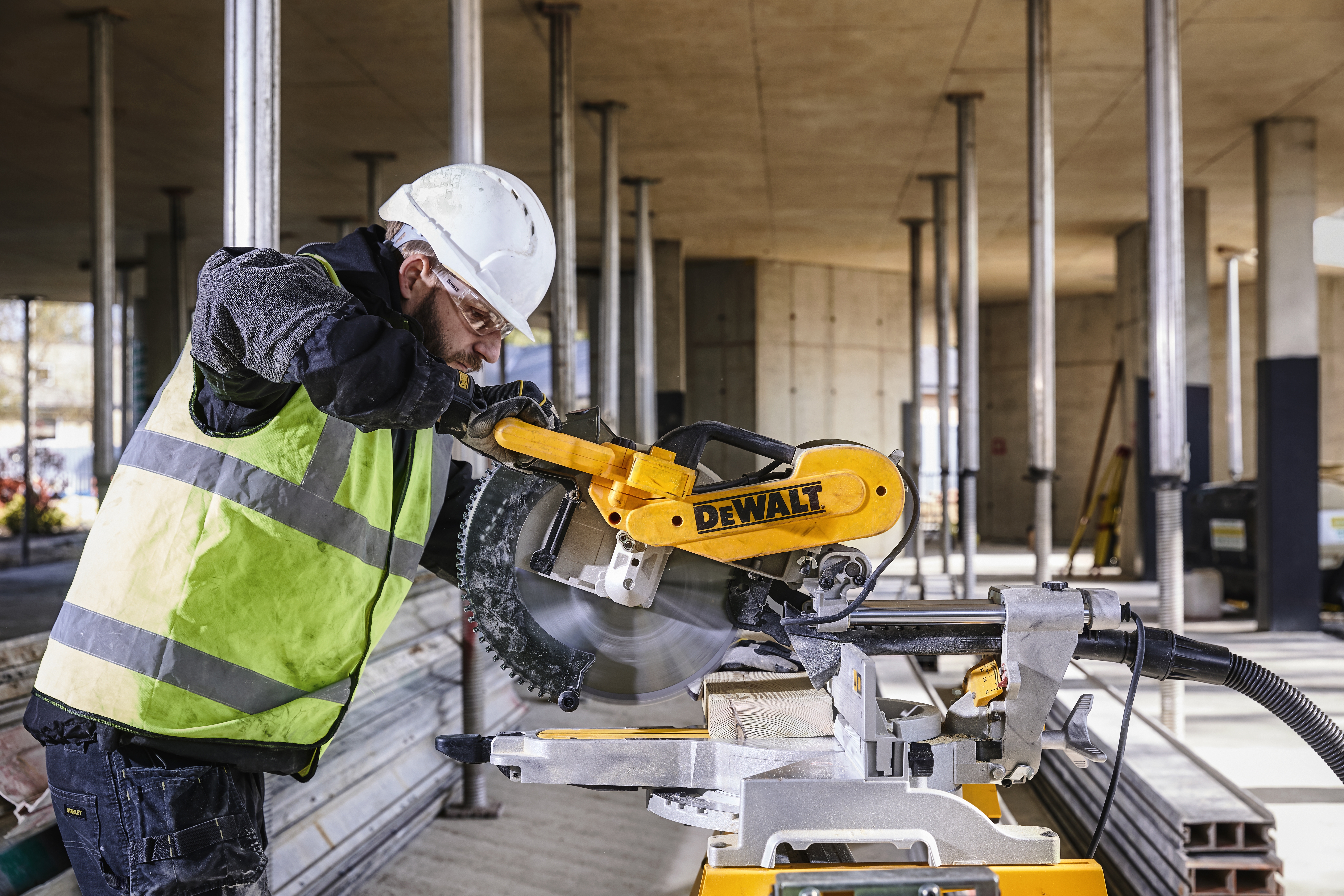 Dewalt DWS780-QS,  Paneelsaege 305 mm 1675 Watt, 1.675 Watt Paneelsäge 305 mm mit XPS-Schnittlinienanzeige