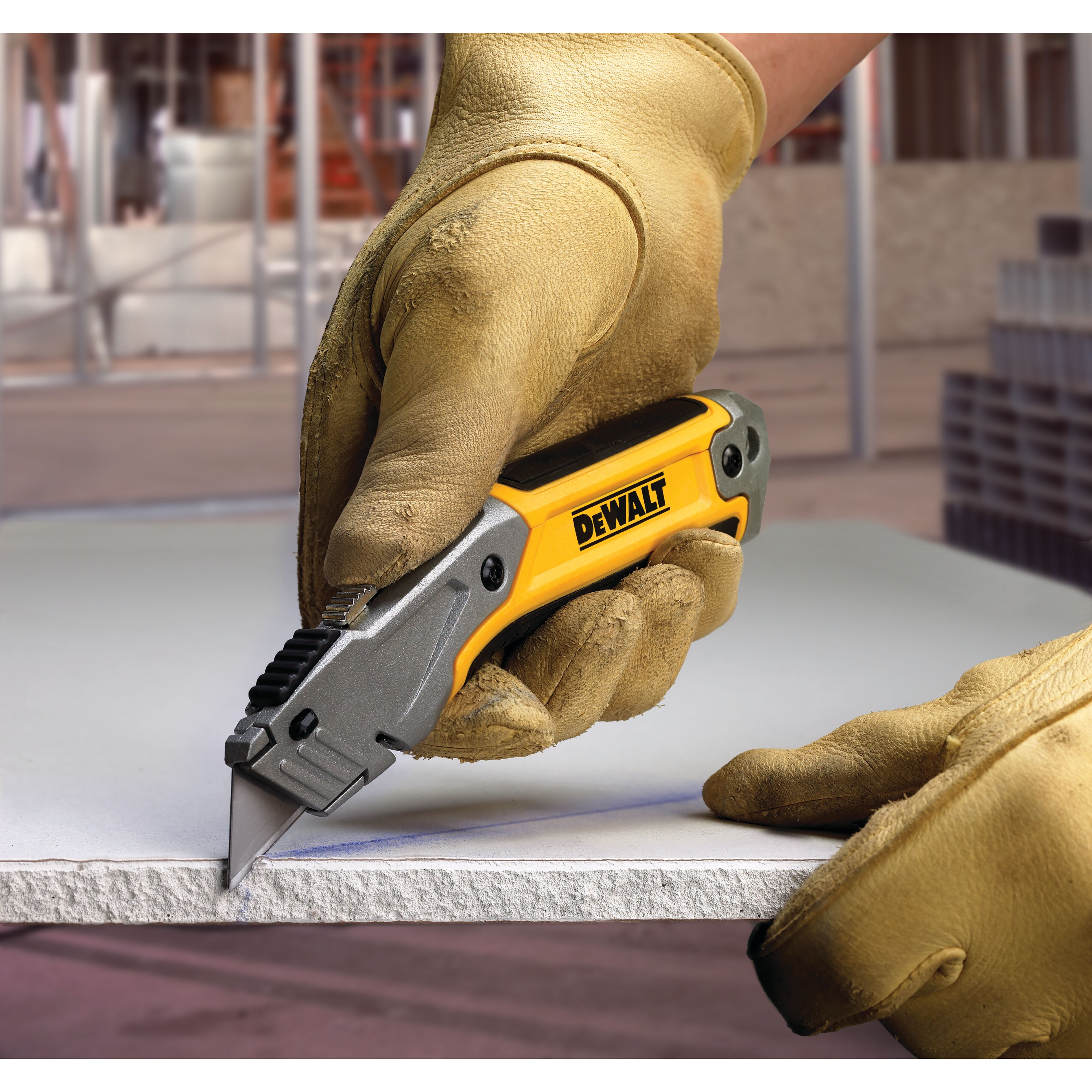 Dewalt DWHT10046-0,  Messer einziehb. Klinge Metall, Arbeitsmesser mit einziehbarer Klinge, integriertes Klingenmagazin, Metall-Druckguss-Gehäuse inkl. 5 induktionsgehärteten Ersatzklingen